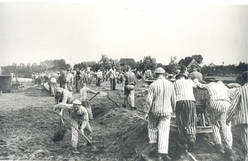 Neuengamme, um 1941, Häftlinge aus dem KZ Neuengamme beim Bau eines Stichkanals zur  Dove Elbe, Nationaal Instituut voor Oorlogsdocumentatie, Amsterdam