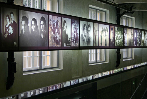 Flossenbürg, 2007, Blick in die Ausstellung in der ehemaligen Wäscherei, KZ-Gedenkstätte Flossenbürg
