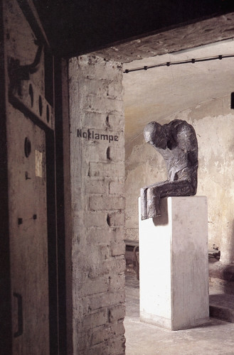Düsseldorf, 1989, Blick in den Keller der Gedenkstätte mit der Skulptur »Opfer« von Thomas Duttenhoefer, Walter Klein