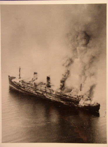 Neustädter Bucht, 3. Mai 1945, Die brennende »Cap Arcona« kurz nach dem Angriff, Imperial War Museum London