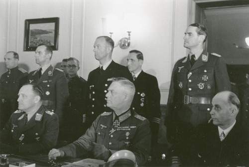 Berlin, 8. Mai 1945, Generalfeldmarschall Wilhelm Keitel vor der Unterzeichnung der Kapitulation, Museum Berlin-Karlshorst